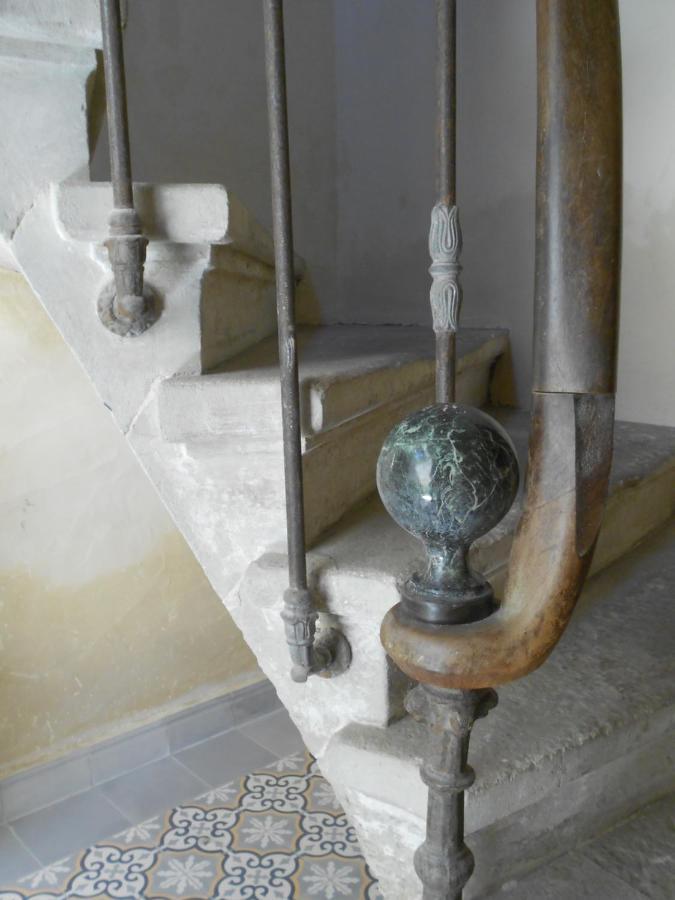 Sous Le Neflier Bed & Breakfast Nimes Ngoại thất bức ảnh
