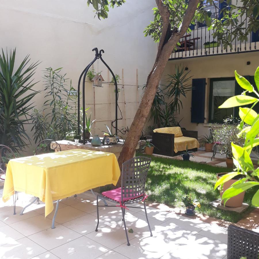 Sous Le Neflier Bed & Breakfast Nimes Ngoại thất bức ảnh