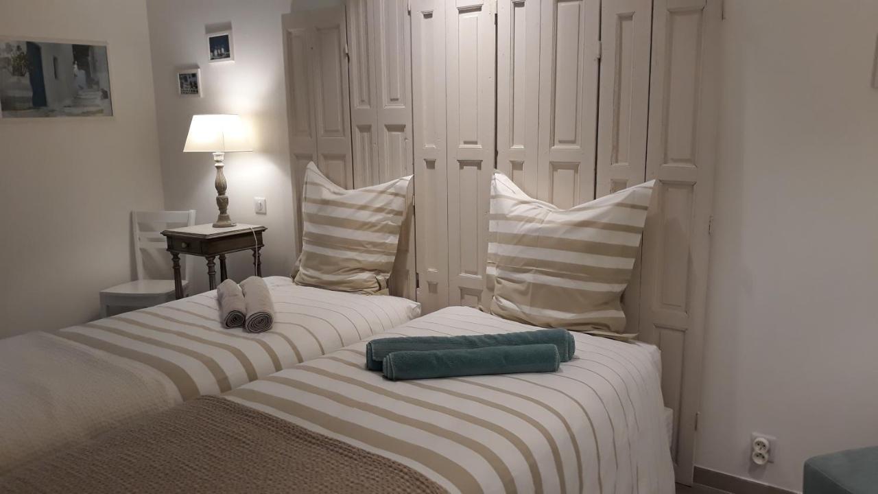 Sous Le Neflier Bed & Breakfast Nimes Ngoại thất bức ảnh